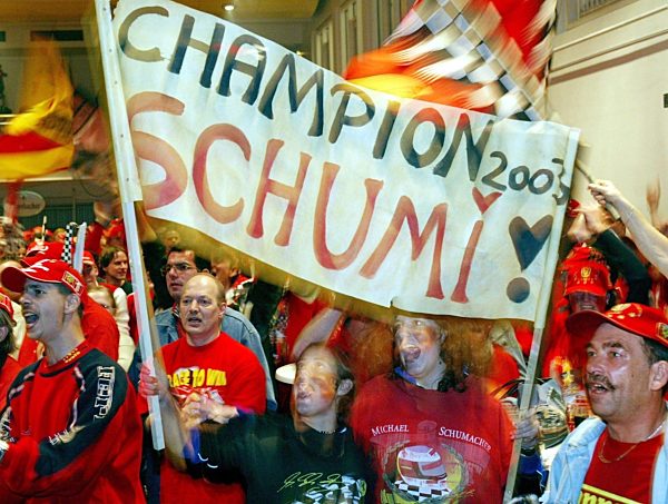 Michael Schumacher holt sechsten Weltmeistertitel - Fans feiern