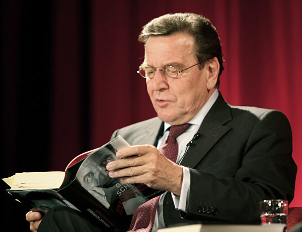 Alt-Bundeskanzler Gerhard Schröder (SPD) liest am Dienstagabend (31.10...