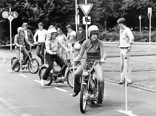 Mofafahren auf dem Lehrplan