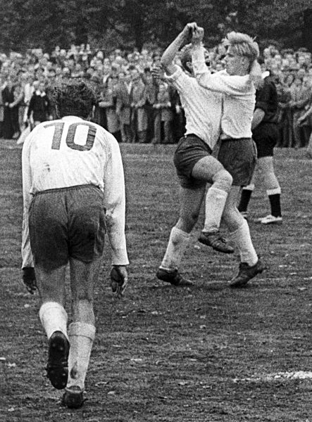 Freudentanz auf dem Fußballplatz