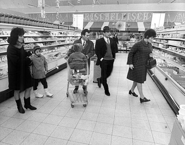 Polnische Aussiedler beim Einkauf in einem Supermarkt