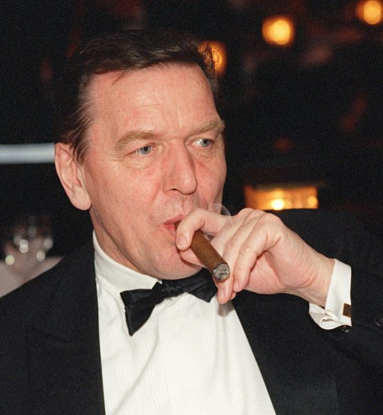 Presseball Hannover - Schröder pafft Zigarre