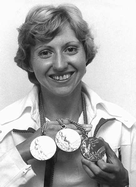Olympiasiegerin Annegret Richter mit Medaillen