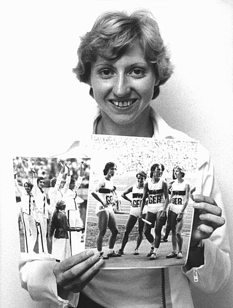 Olympiasiegerin Annegret Richter mit Medaillen