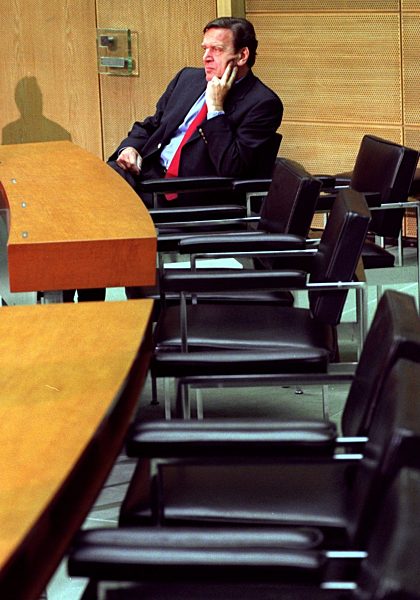 Gerhard Schröder allein auf Hinterbank