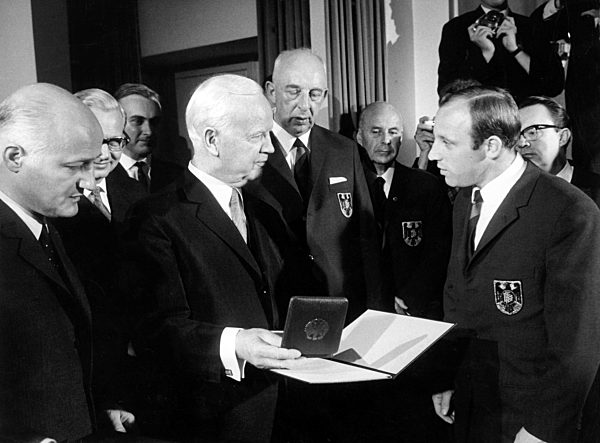 Uwe Seeler and German soccer national team receive "Silbernes Lorbeerblatt"