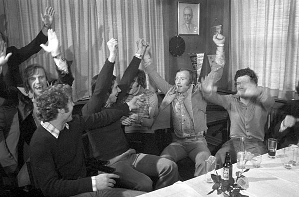 Fußball Bundesliga - Eintracht Braunschweig jubelt über Aufstieg