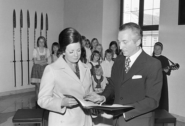 Präsident Anwar El-Sadat mit Ehefrau in Deutschland 1976