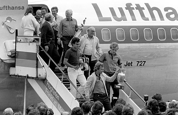 Fußball-EM 1980: DFB-Team mit dem EM-Pokal
