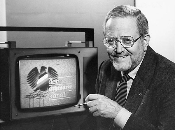 Karl-Eduard von Schnitzler, Chefkommentator des
DDR-Fernsehens und  Autor...