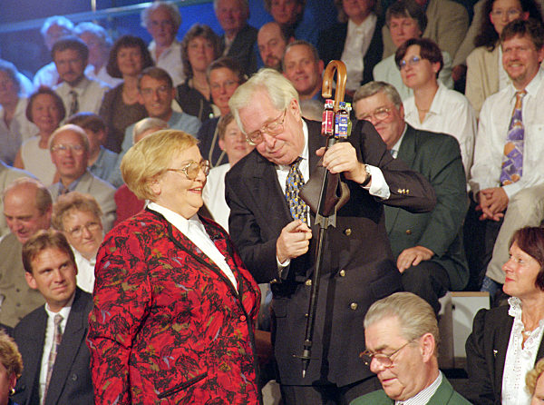 Die Humoristin Leni Statz überreicht Thüringens Ministerpräsidenten Bernhard...