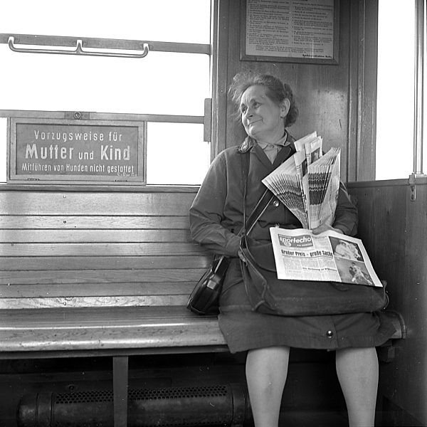 DDR - Zeitungsverkäuferin in S-Bahn