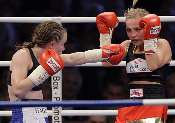 Die WIBF-Fliegengewichts-Weltmeisterin Regina Halmich (r) boxt am...