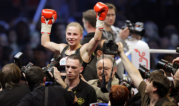 Die WIBF-Fliegengewichts-Weltmeisterin Regina Halmich (M) jubelt am...