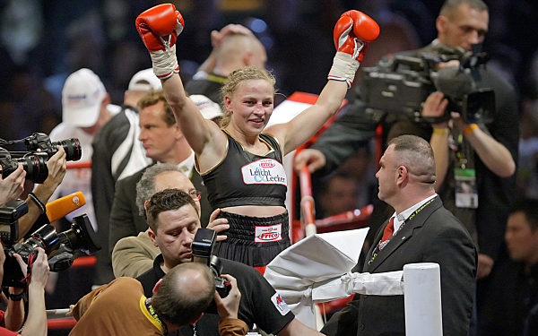 Die WIBF-Fliegengewichts-Weltmeisterin Regina Halmich (M) jubelt am...