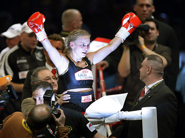 Die WIBF-Fliegengewichts-Weltmeisterin Regina Halmich (M) jubelt am...