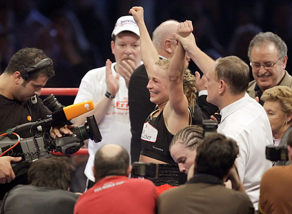 Die WIBF-Fliegengewichts-Weltmeisterin Regina Halmich (M) jubelt am...