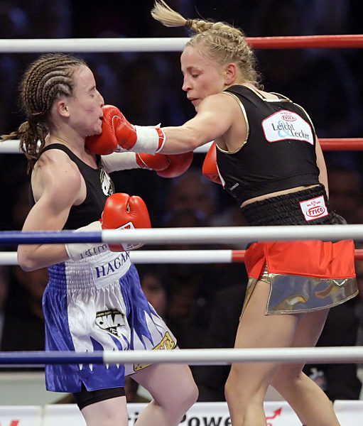 Die deutsche Fliegengewichts-Boxerin Regina Halmich (r) im Schlagabtausch...