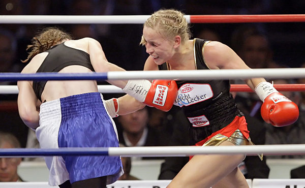 Die deutsche Fliegengewichts-Boxerin Regina Halmich (r) im Schlagabtausch...