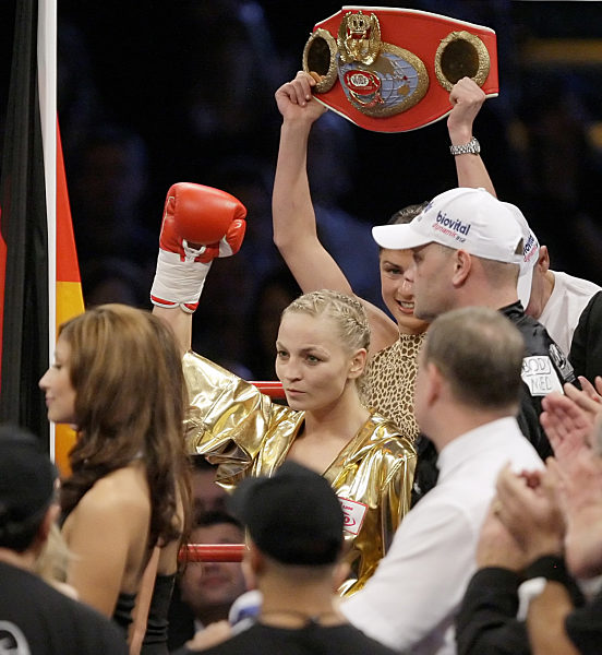 Die WIBF-Fliegengewichts-Weltmeisterin Regina Halmich (Mitte) beim Einmarsch...