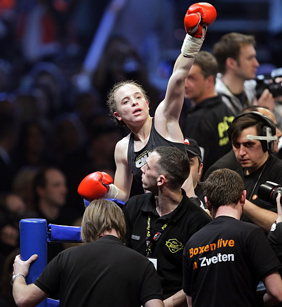 Die israelische Fliegengewichts-Boxerin Hagar Shmoulefeld Finer (Mitte)...