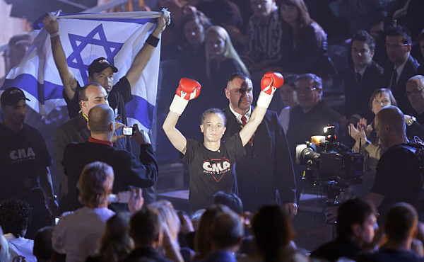 Die israelische Fliegengewichts-Boxerin Hagar Shmoulefeld Finer (Mitte) beim...