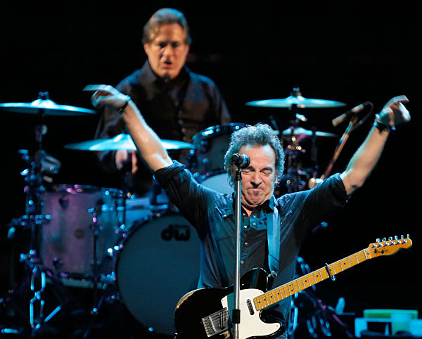 Der US-Rocksänger Bruce Springsteen bei seinem Auftritt am Sonntag (02.12...