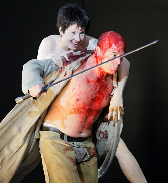 Die Schauspieler Robert Dölle, in der Rolle des Siegfried, und Meret Becker...