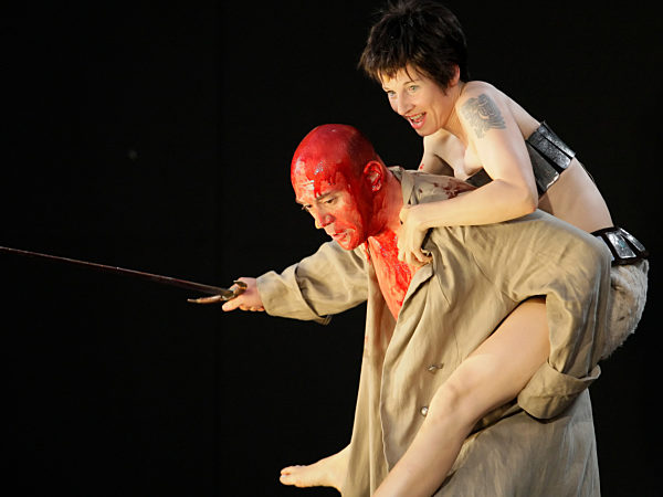 Die Schauspieler Robert Dölle, in der Rolle des Siegfried, und Meret Becker...