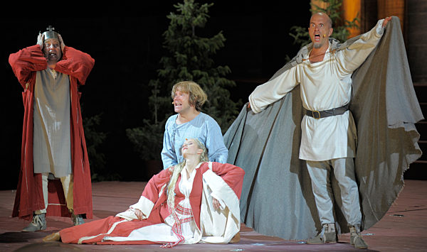 Die Schauspieler Gustav Peter Wöhler (l-r) als Gunther...