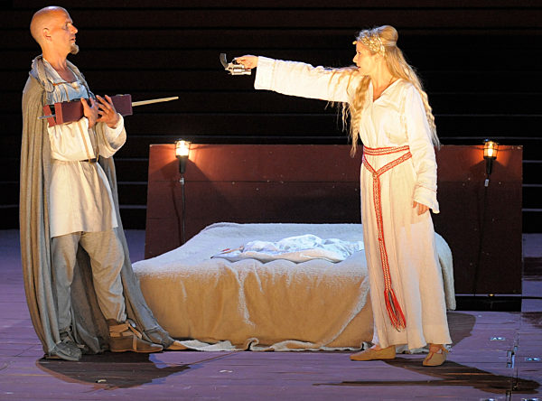 Susanne Bormann als Kriemhild und Christoph Maria Herbst als Hagen stehen am...