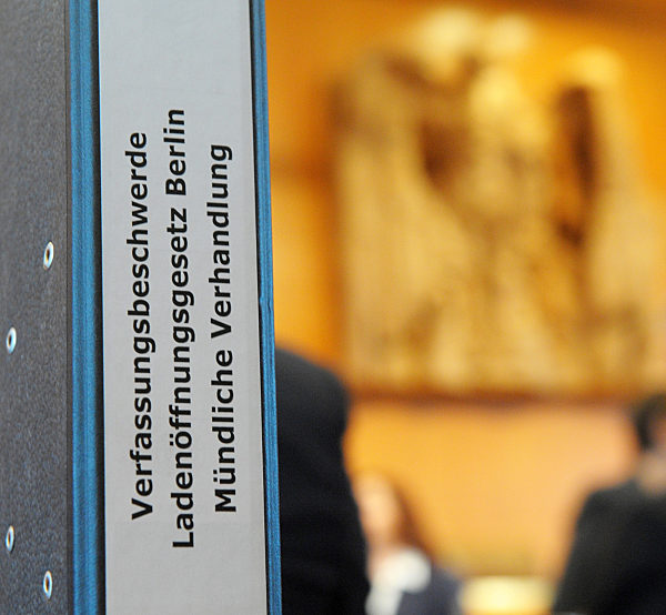 Ein Aktenordner steht am Dienstag (01.12.2009) in einem Gerichtssaal im...