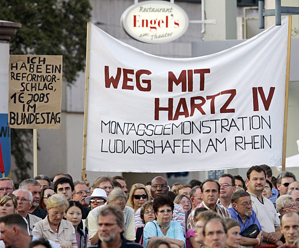 Besucher halten am Mittwoch (17.08.2005) auf einer Wahl-Kundgebung von...