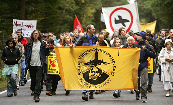 Demonstranten laufen am Montag (12.09.2005) mit Bannern auf einer Landstraße...