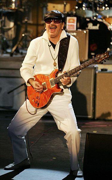 Der US-amerikanische Gitarrist Carlos Santana bei seinem Auftritt mit dem...