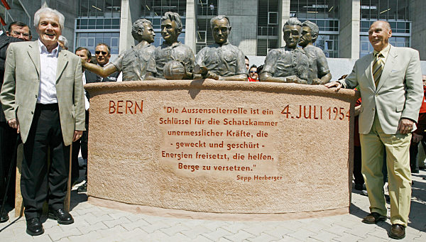 Die beiden Fußball-Weltmeister von 1954, Ottmar Walter (l) und Horst Eckel...