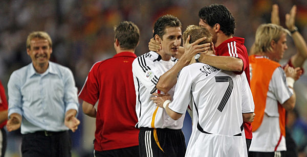 Der deutsche Mittelfeldspieler und zweifacher Torschütze Bastian...