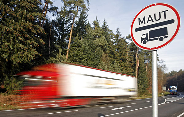 Lastkraftwagen fahren am Freitag (29.12.2006) auf der B 9 zwischen Kandel...