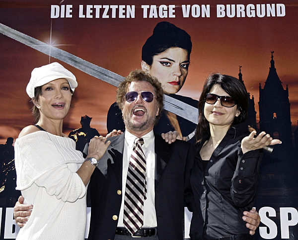 Der Intendant und Regisseur der Nibelungen-Festspiele, Dieter Wedel (M)...