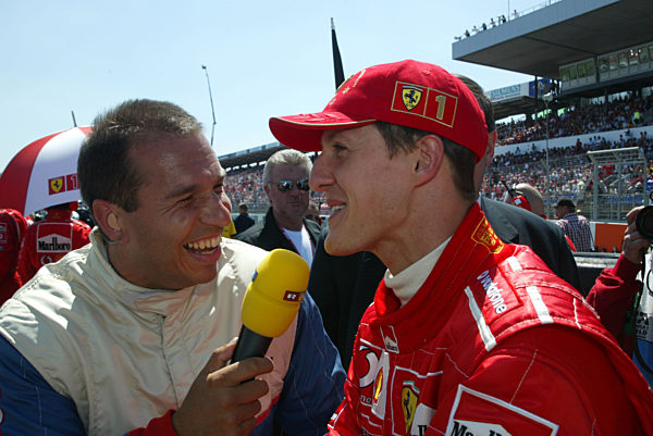 RTL-Moderator Kai Ebel interviewt Michael Schumacher