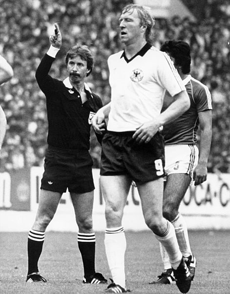 Fußball-WM '82: Stürmer Horst Hrubesch in Aktion