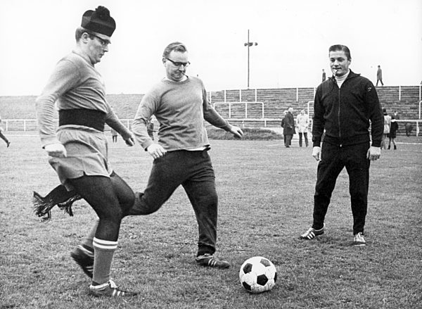 Pfarrer kicken für Brot für die Welt