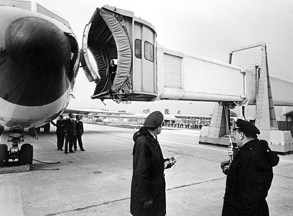 Erste Teleskop-Fluggastbrücke auf dem Flughafen Frankfurt