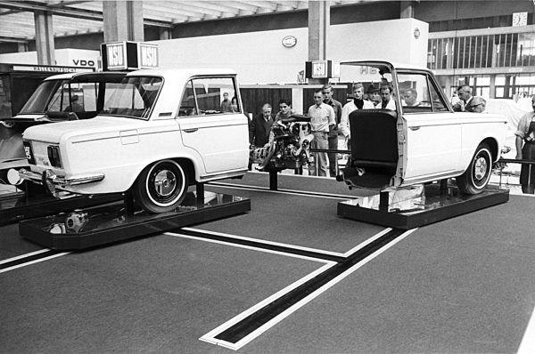 IAA in Frankfurt 1967 - Fiat 125 in Einzelteilen