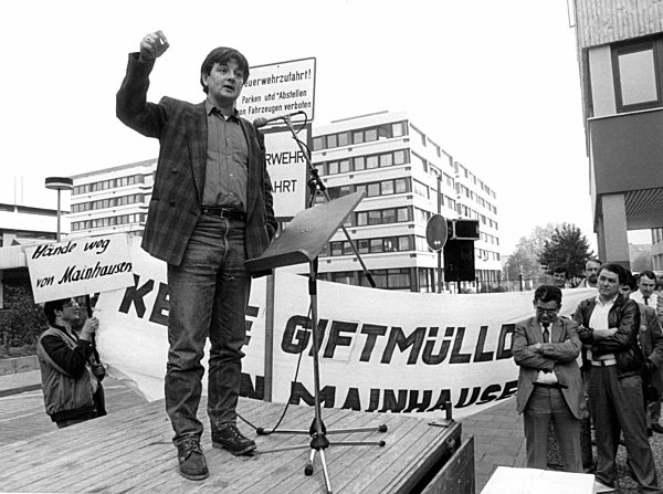 Joschka Fischer und Demonstranten