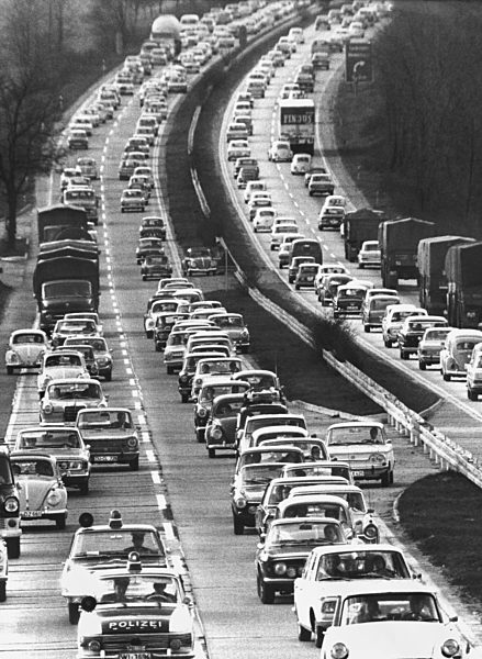 Osterreiseverkehr - Stau auf der Autobahn