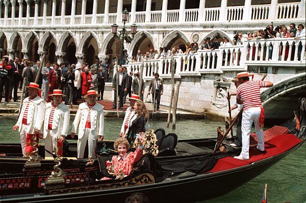 Nancy Reagan gondelt durch Venedig