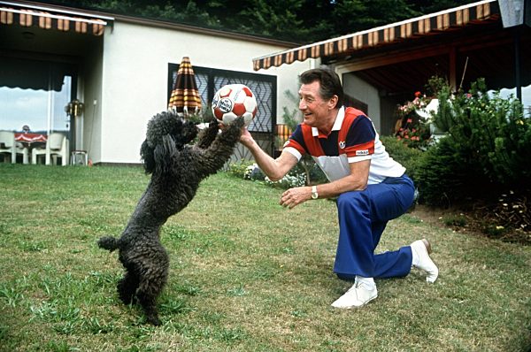 Fußball: Fritz Walter spielt mit seinem Hund