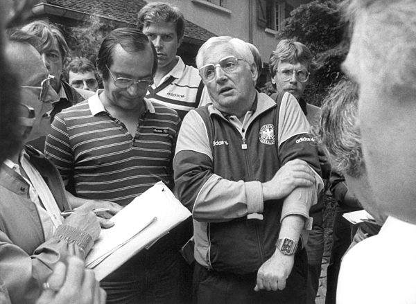 Fußball-EM 1984: Jupp Derwall mit Journalisten