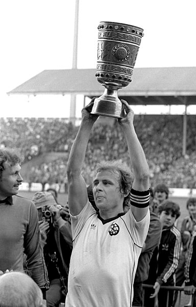 Fußball: DFB-Pokalfinale '81: Bernd Hölzenbein mit dem Cup